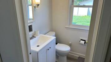 Séchoir à cheveux, serviettes fournies, savon, shampooing