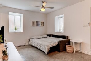 2 bedrooms, desk, iron/ironing board, travel crib