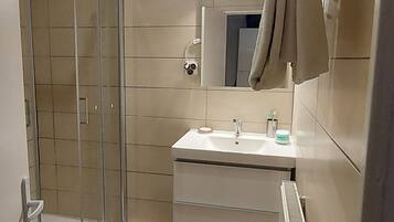 Douche, sĂšche-cheveux, serviettes fournies, savon