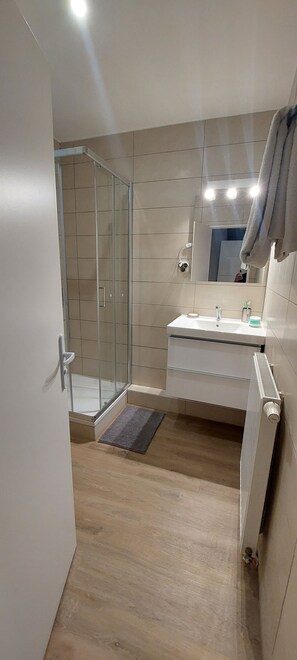 Dusche, Haartrockner, Handtücher, Seife