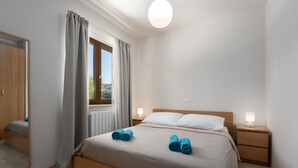 1 soverom, safe på rommet, strykejern/-brett og reiseseng for barn