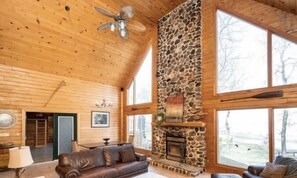 Una chimenea, un futbolín