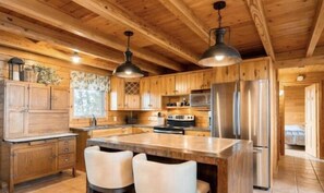 Kochgeschirr/Geschirr/Besteck, Esstisch