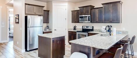 Réfrigérateur, micro-ondes, four, plaque de cuisson