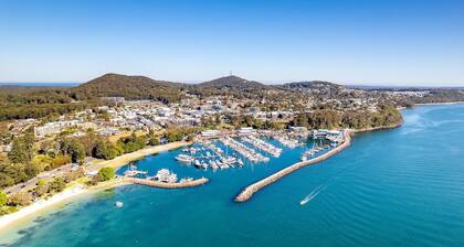Silver Sands, 29 Victoria Pde water views and across the road to the water