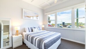 4 bedrooms, iron/ironing board, free WiFi - Silver Sands, 29 Victoria Pde water views and across the road to the water (Nelson Bay)