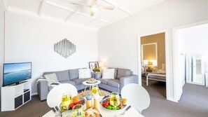 Smart TV - Silver Sands, 29A Victoria Pde - across the road to the water (Nelson Bay)