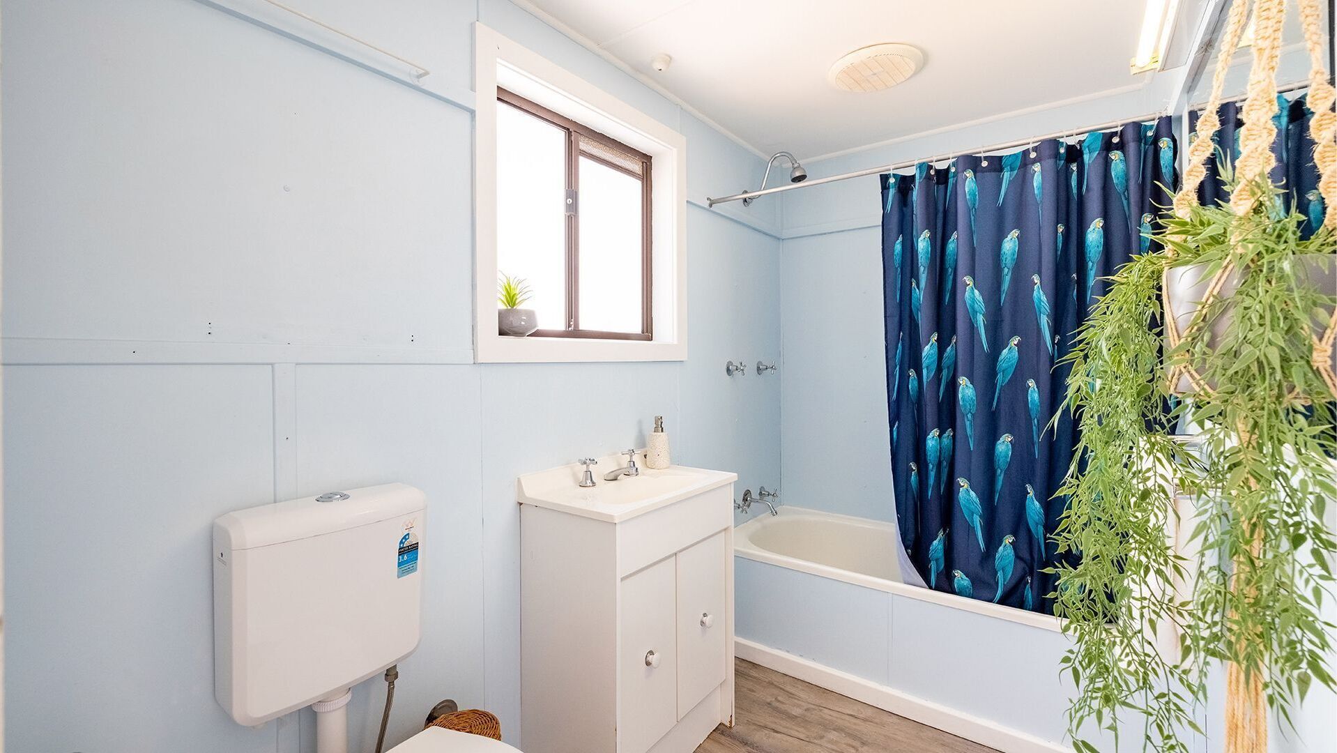 Une salle de bain avec des toilettes, un lavabo et une baignoire.