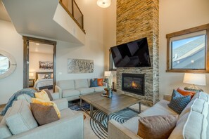 Smart TV, chimenea, libros