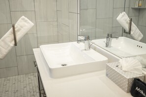 Dusche, Haartrockner, Bidet, Handtücher