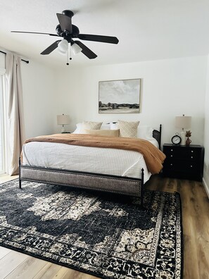 2 bedrooms, iron/ironing board, WiFi, bed sheets - Prairie View Townhome (Lawrence)