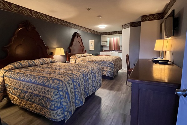 Luxury Room | Desk, WiFi (free), bed sheets