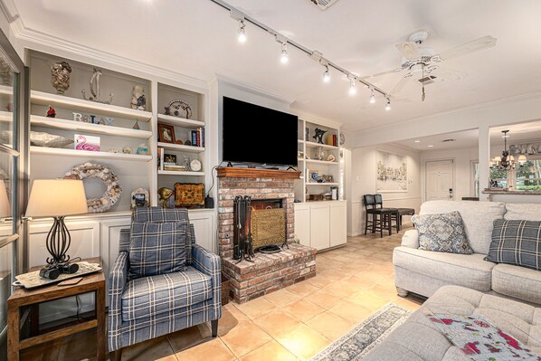 TV - Beautiful waterfront home with sunroom, hammock, grill, washer/dryer & AC (San Leon)