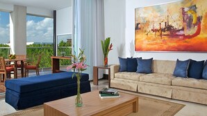 Una sala de estar moderna con un sofá, una mesa de centro y un cuadro en la pared.