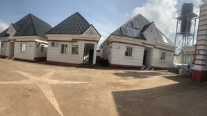 Una hilera de edificios residenciales con tejados a dos aguas y paneles solares.