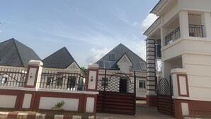 Un conjunto residencial cerrado con varias casas, cada una con un estilo arquitectónico diferente, techos oscuros y paredes blancas.