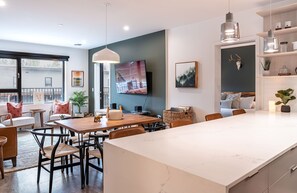 Interior - Hemlock Hangout By Revelstoke Vacations (Revelstoke)