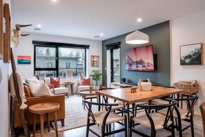 คอนโด | บริเวณนั่งเล่น | ทีวีจอแบน 40 นิ้ว พร้อมช่องเคเบิล