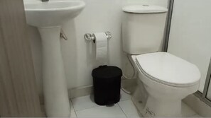 Secador de pelo, toallas, jabón, shampoo