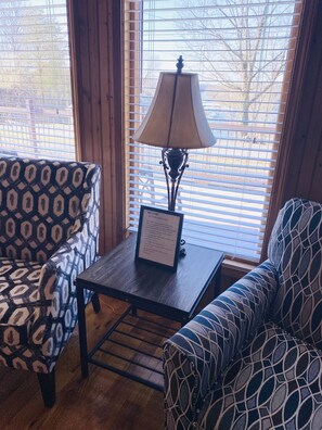 Smart TV, fireplace - Harbor Springs, Lake Cumberland Cabin (Jamestown)