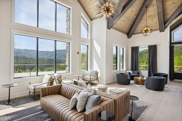 Smart TV, fireplace, offices - 2 BR/2 BA Luxury Gatlinburg Condo with $1000 of Free Tickets (Gatlinburg)