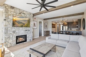 Una Smart TV, una chimenea, una oficina