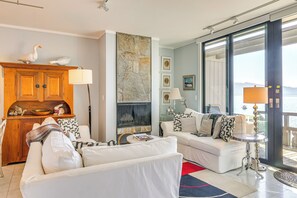 Télévision, cheminée, livres