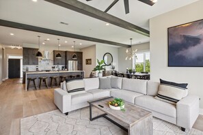 Een smart-tv, een open haard en een kantoor