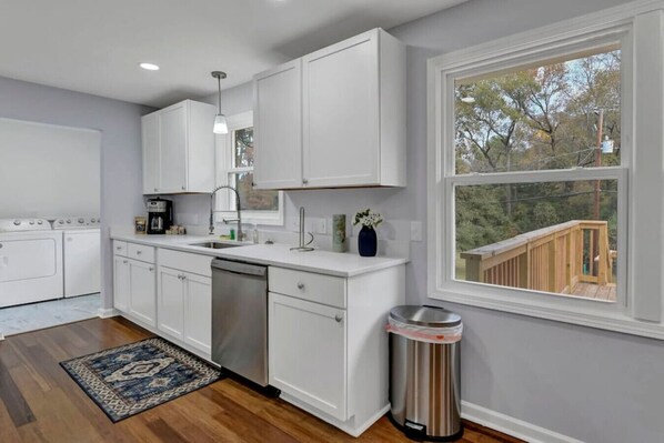 Køleskab, mikrobølgeovn, ovn, kogeplade