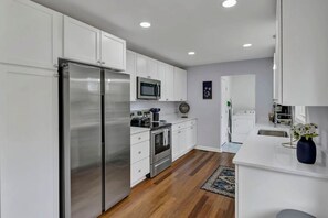 Frigorifero, microonde, forno, piano cottura