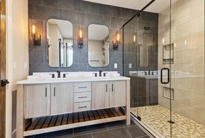 Een douche, handdoeken