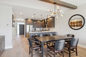 Dining - 3 BD| Pool & Mountain View| Sleeps 8| Luxury Condo| $1000 Free Tickets (Gatlinburg)