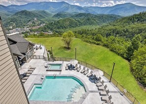 A heated pool - Modern condo overlooking mtns for couples or families (Gatlinburg)