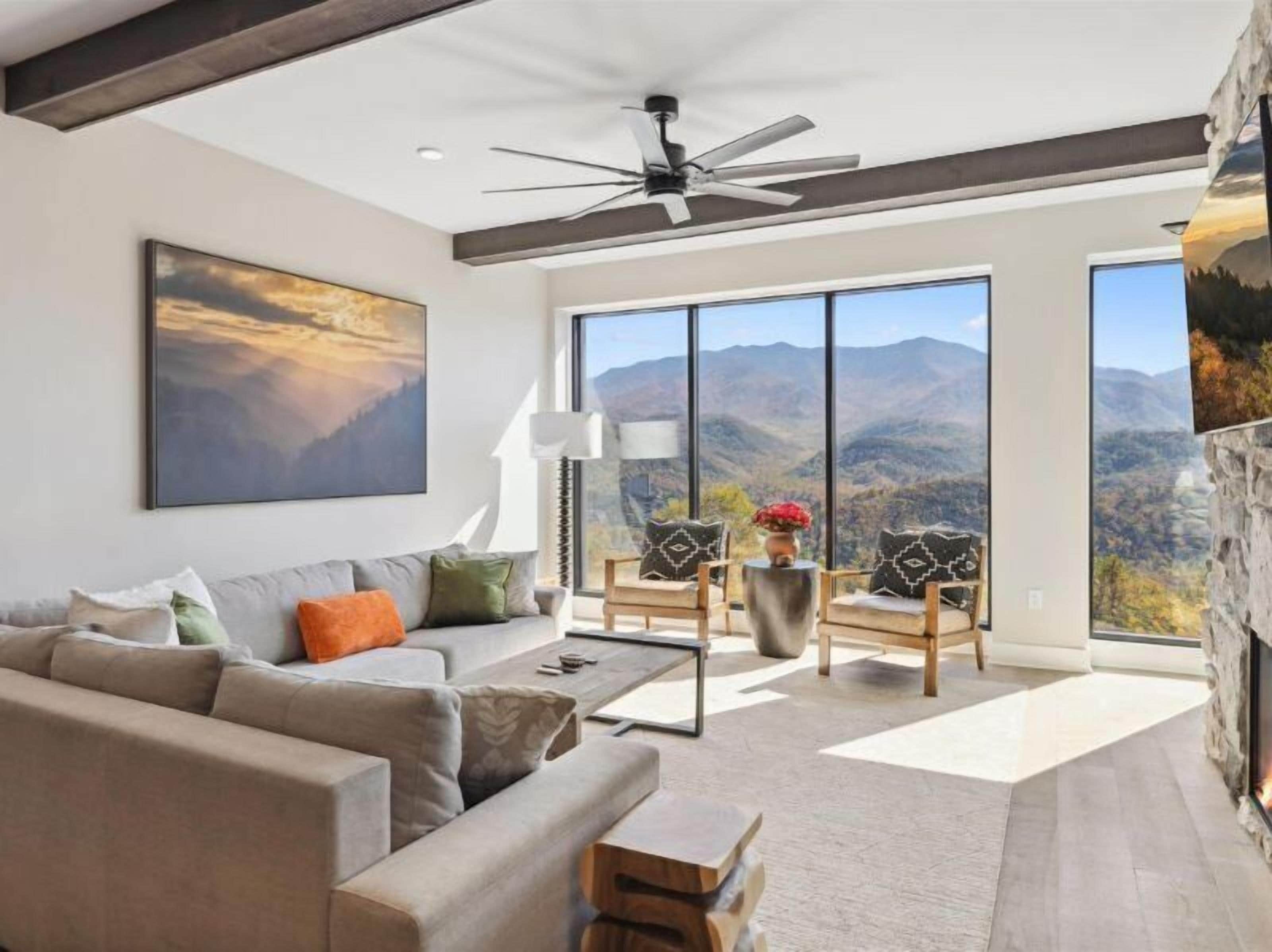 Smart TV, chimenea y oficina 