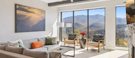 Smart TV, chimenea y oficina
