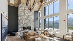 Smart-TV, Kamin, Arbeitsbereiche