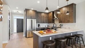 Private kitchen - 2 BD| Pool & Mountain View| Sleeps 6| Luxury Rental| Walk-In Showers (Gatlinburg)