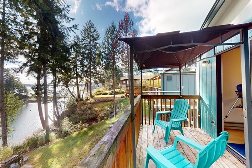 Puget Sound Waterfront Home-WIFI, Kayaking, Partial A/C