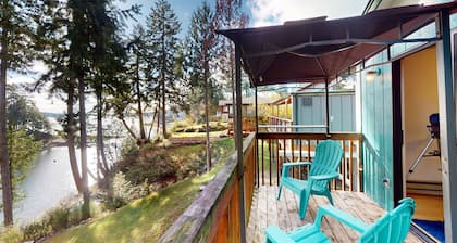 Puget Sound Waterfront Home-WIFI, Kayaking, Partial A/C