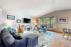 TV - Puget Sound Waterfront Home-WIFI, Kayaking, Partial A/C (Grapeview)