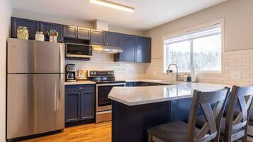 Een koelkast, een microgolfoven, een oven, een kookplaat