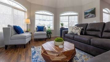 Smart-tv, een open haard en tafelvoetbal