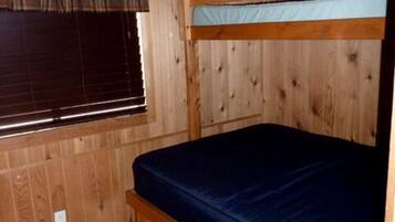 1 bedroom, desk, WiFi