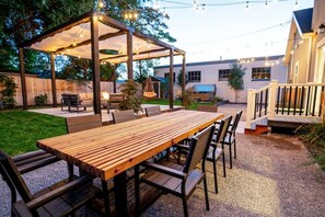 Outdoor dining - Stunning SLC House w/ Hot Tub and Fire Pit!

 (South Salt Lake)