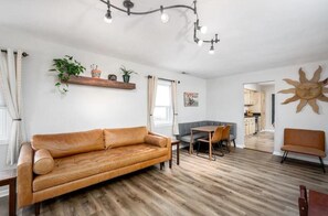 Living area - Home Suite Oasis *30 day min* Central VB, Pets ok! (Virginia Beach)