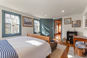 4 bedrooms, desk, free WiFi, bed sheets