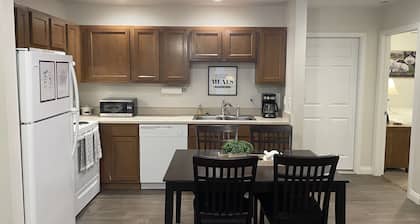 Cozy East Side Condo in Washington close to City Park and Hospital