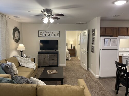 Cozy East Side Condo in Washington close to City Park and Hospital