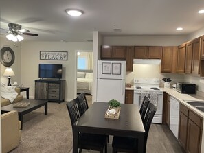 Jääkaappi, mikroaaltouuni, uuni, liesi