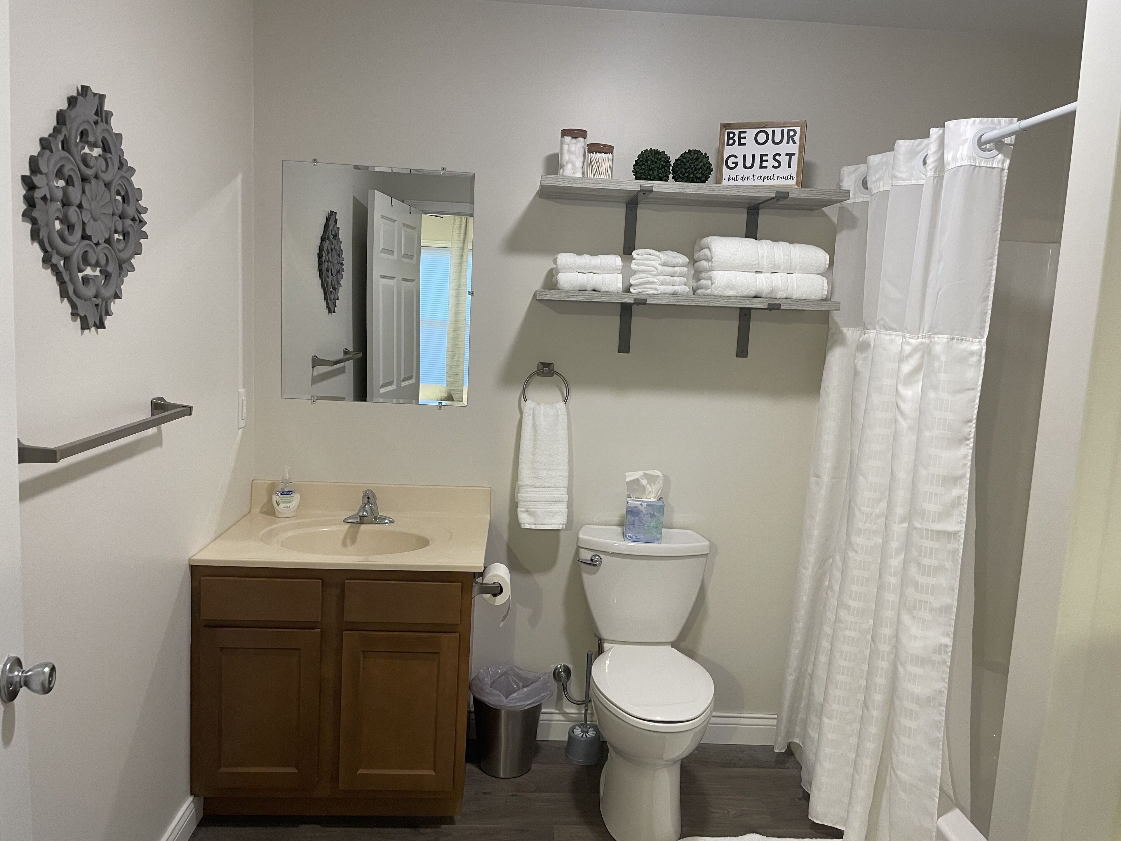 Sèche-cheveux, serviettes fournies, savon, papier toilette